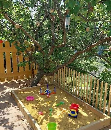 Deux Pieces Dans Une Maison Individuelle *