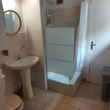 Deux Pieces Dans Une Maison Individuelle Apartment